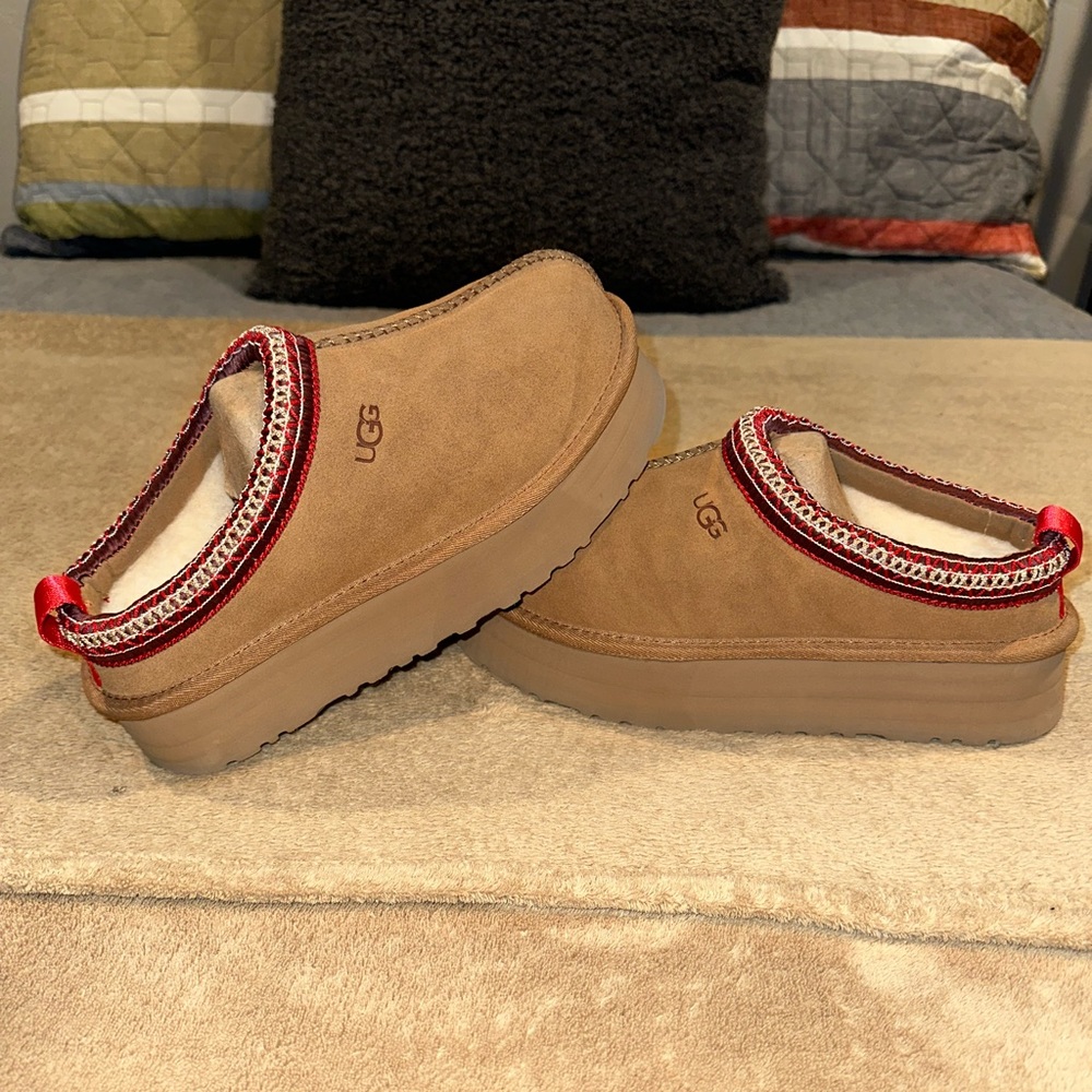 Women’s Size 9 Ugg Tazz Platform Slippers. BRAND NEW NEVER WORN! Not FAKE!